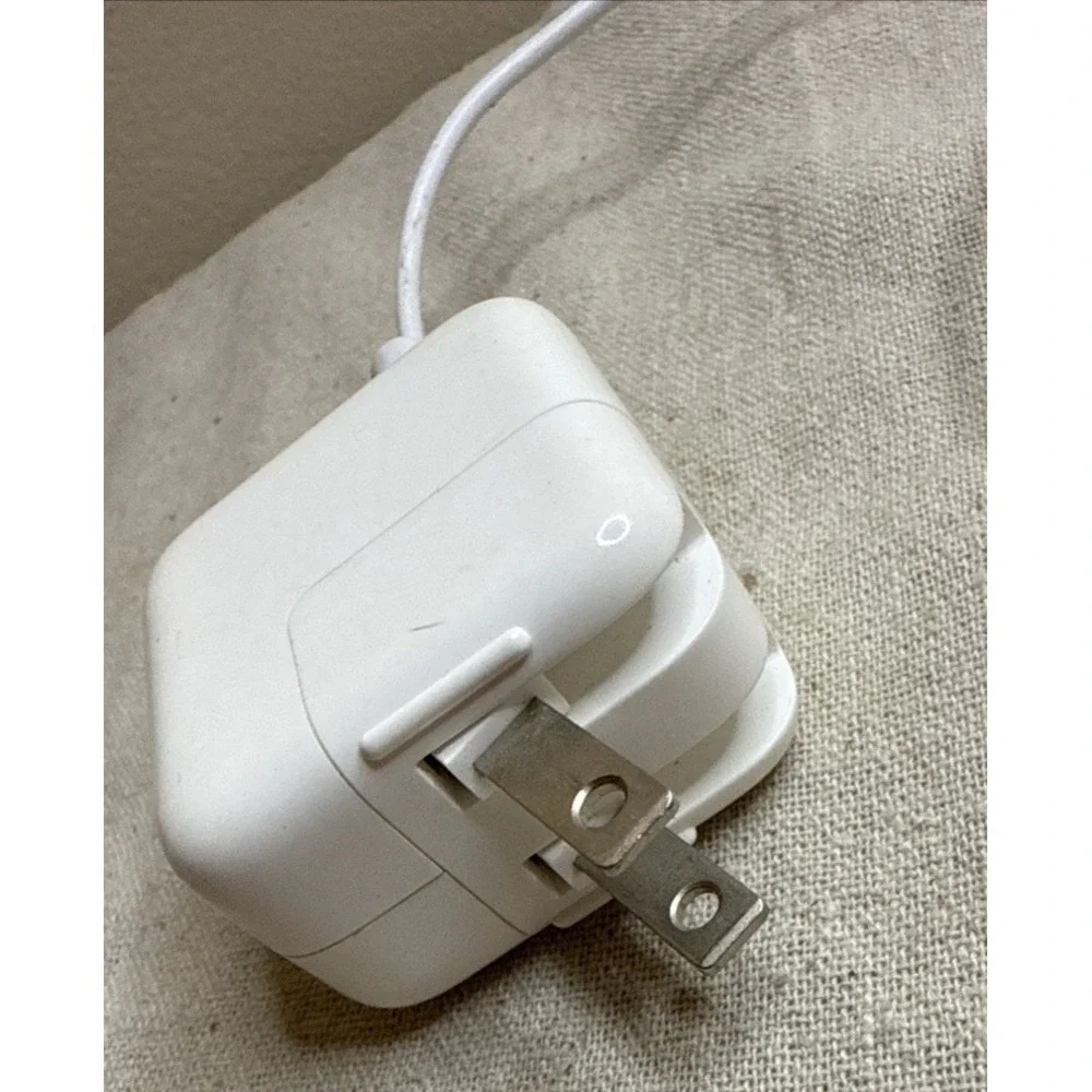 Apple 12w USB Charger Adapter for iPhones with‎ lightning cable included
